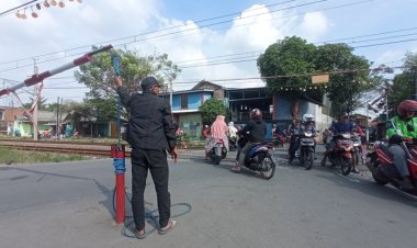 Sebuah sepeda motor tertampar kereta di perlintasan sebidang Jalan Gang Walet Tambun