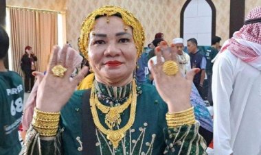 GLAMOR, JAMAAH HAJI PULANG DARI TANAH SUCI GUNAKAN PAKAIAN NYENTRIK DAN PERHIASAN EMAS