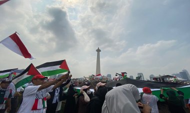 Peserta Aksi Damai Bela Palestina Menunjukkan Kesadaran Lingkungan dan Kesatuan Dalam Aksi Solidaritas di Monas