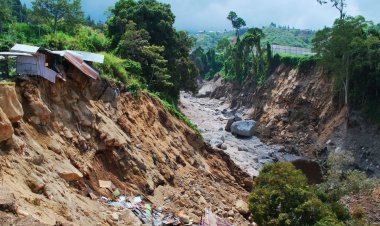 Longsor Tebing 25 Meter Timpa Rumah Warga di Bogor: Warga Selamat Meski Rumah Hancur