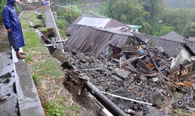 Tebing 25 Meter Longsor Timpa Rumah Warga di Bogor: Ancaman Longsor Membuat Warga Bersiaga