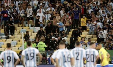 Kerusuhan Suporter Hentikan Duel Brasil vs Argentina, Messi Cs Tinggalkan Lapangan