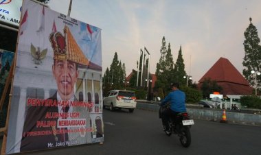 Baliho Jokowi 'Alumnus Paling Membanggakan' Muncul di UGM