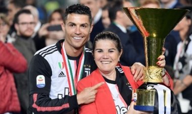 Cristiano Ronaldo Berikan Kejutan Gemilang pada Ulang Tahun Ibu dengan Porsche Cayenne dan Beri Rolex ke Tamu