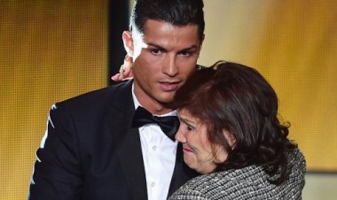 Cristiano Ronaldo Berikan Kado Kilat untuk Ibu Tercinta: Porsche Mewah dan Jam Rolex di Pesta Ulang Tahun