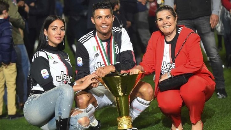 Ibu Ulang Tahun, Ronaldo Kadokan Porsche dan Beri Rolex ke Tamu