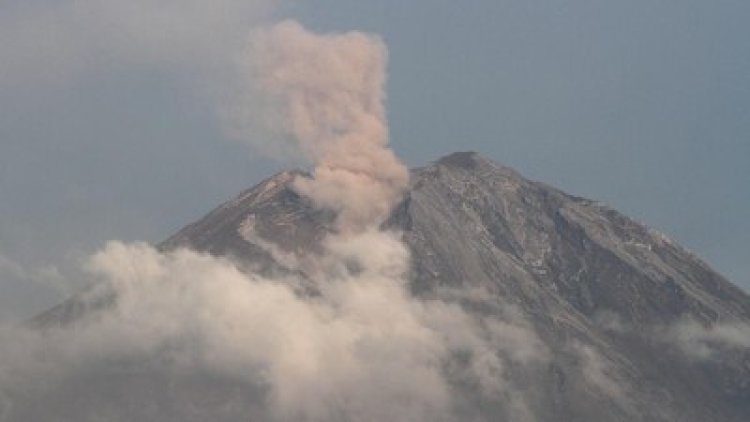 Gunung Semeru Erupsi, Ancam Wilayah Sekitar dengan Kolom Abu Setinggi 2.000 Meter