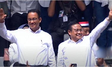 Tangis Haru Cak Imin Disambut Pelukan Anies saat Tutup Kampanye di JIS