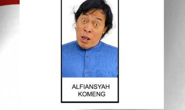 Komeng Curi Perhatian Publik dengan Kemeja Biru dan Ekspresi Lucu di Surat Suara