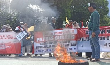 Aksi Protes di Depan Kantor KPU: Masyarakat Bagi Pendapat tentang Pemilu 2024